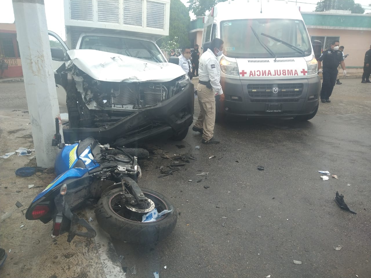 Motociclista termina prensado tras fuerte choque en Tizimín