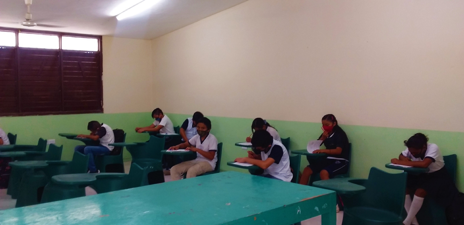 Jóvenes de secundaria regresan a las aulas en Chapab, Yucatán