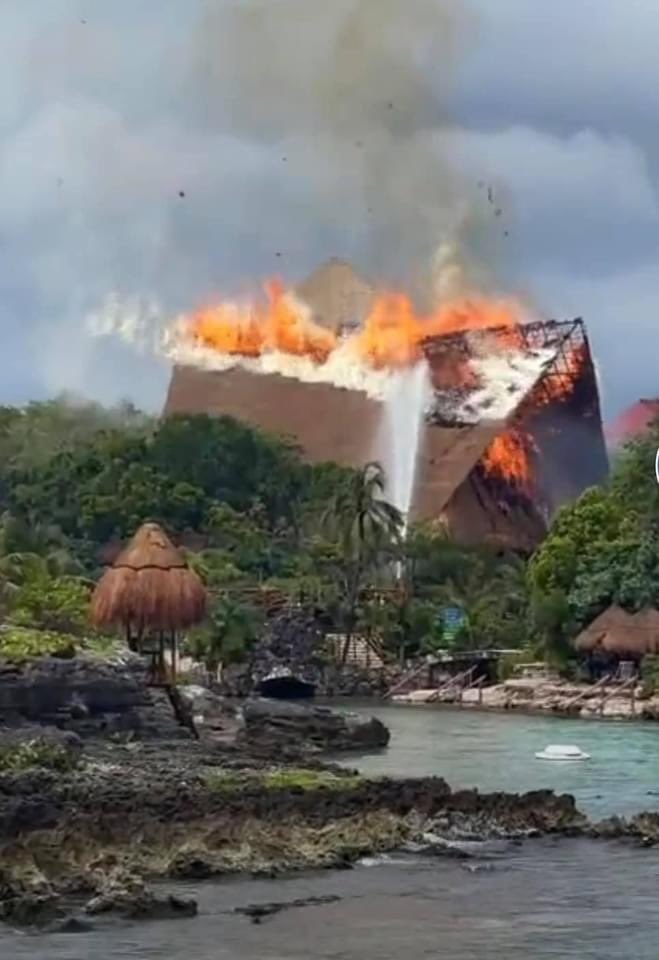 Así fue el incendio de una palapa en el parque acuático de Xcaret: VIDEO