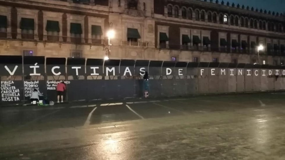 Colectiva pinta nombres de víctimas de feminicidio en vallas de Palacio Nacional