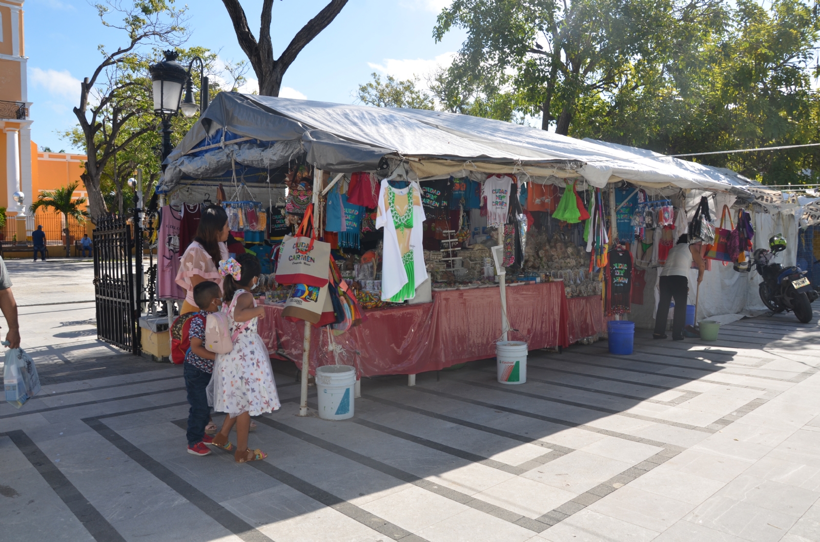 Óscar Rosas utiliza obras de la Sedatu para hacer campaña en Ciudad del Carmen