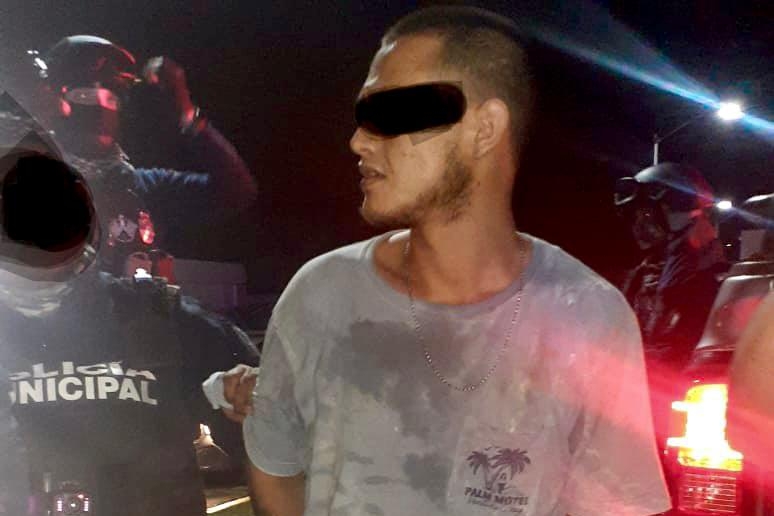 El infractor presentaba dos heridas de bala: una en el glúteo y otra en la pierna, por lo que fue trasladado al Hospital General de Playa del Carmen