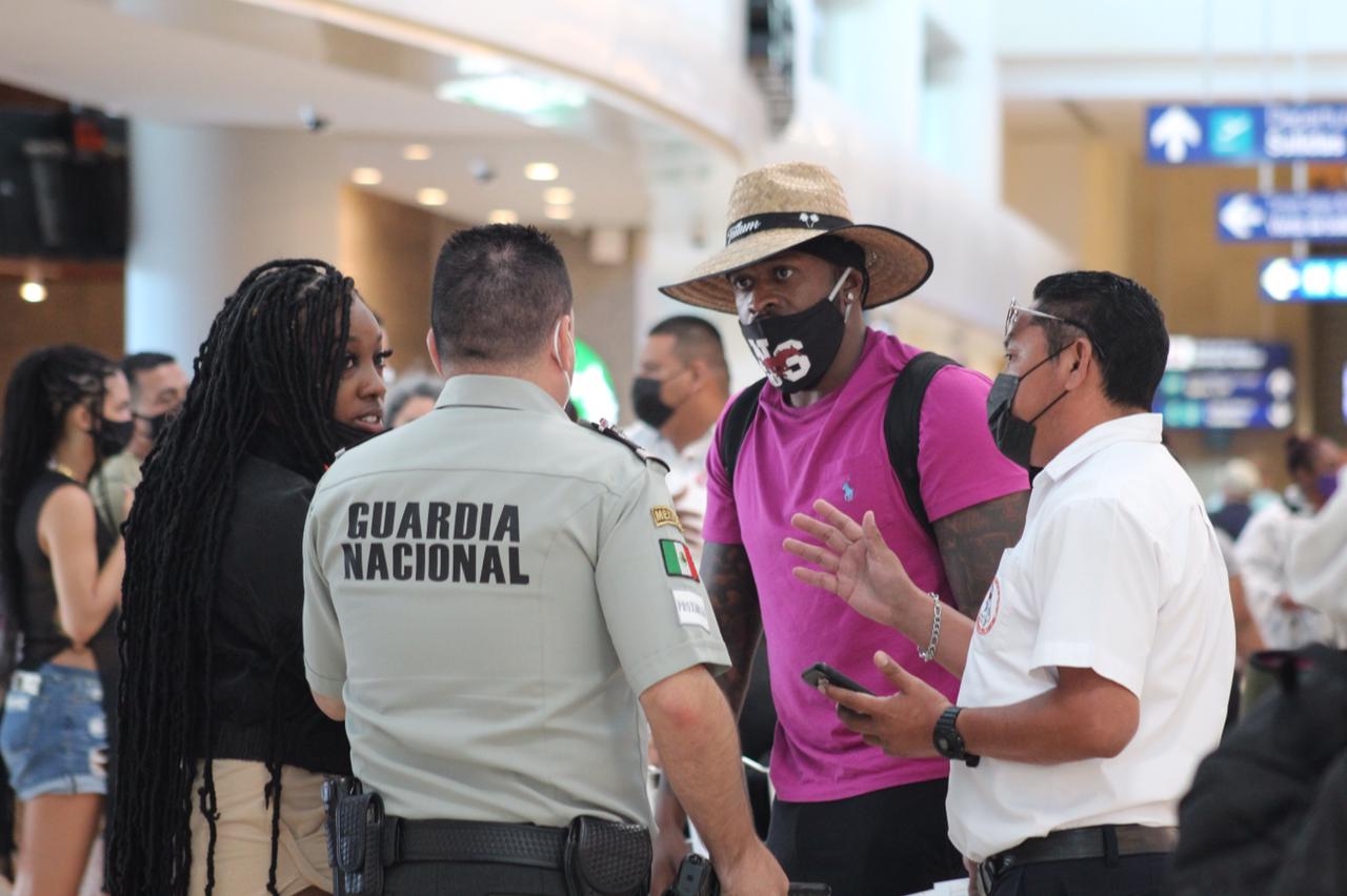 Aeropuerto de Cancún: Taxista cobra doble a turistas norteamericanos y crea conflicto