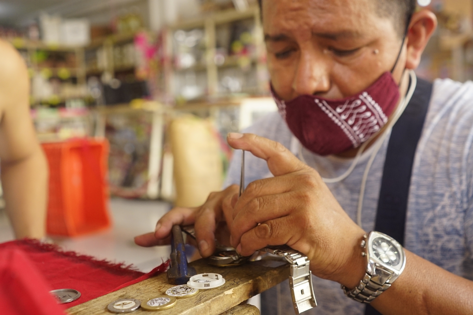 Grabado de monedas, el nuevo oficio de dos relojeros en Mérida