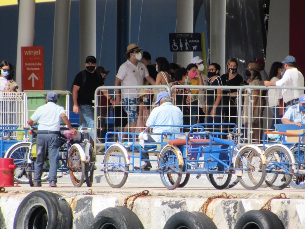 Tricicleros esperan la llegada de turistas para Semana Santa