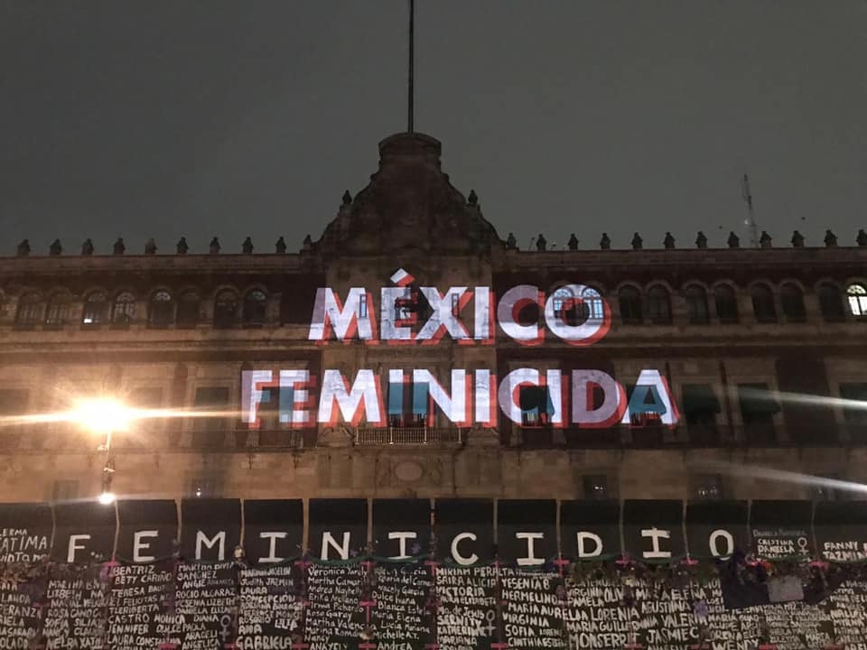 Mujeres proyectan mensajes de protesta en Palacio Nacional