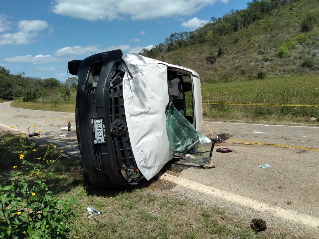 Manchas de líquido hemático quedaron en el asfalto debido a las heridas de consideración que el vidrio provocó a los tripulantes al ser proyectados