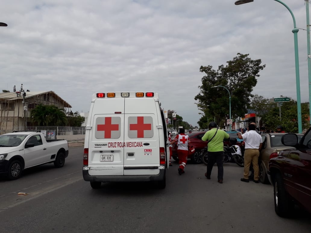 Conductor se estrella contra motociclista y lo lesiona en Chetumal