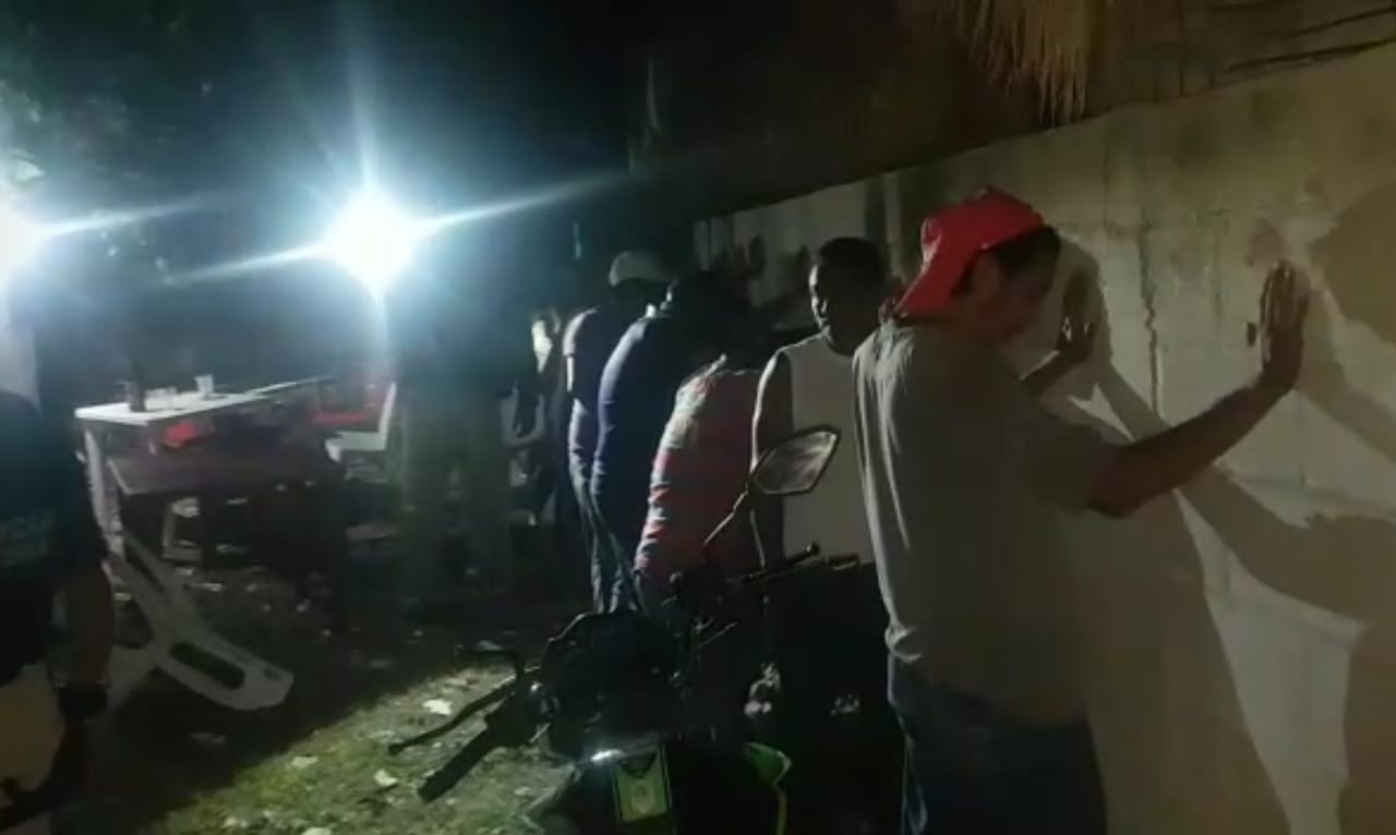 Los hombres fueron asegurados con una caja de alcohol