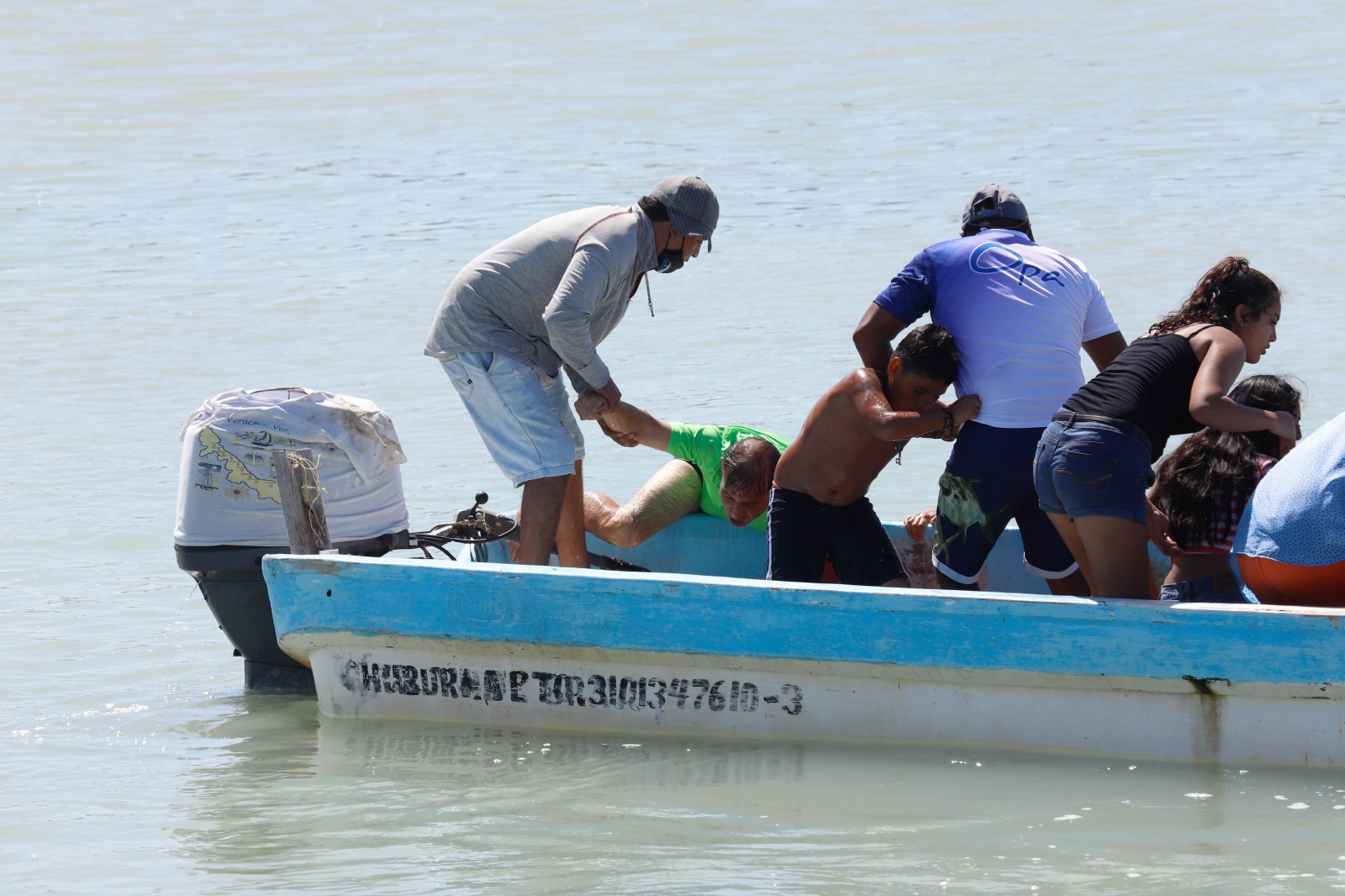 Salvan a dos niños de morir ahogados en el playón de Chuburná Puerto