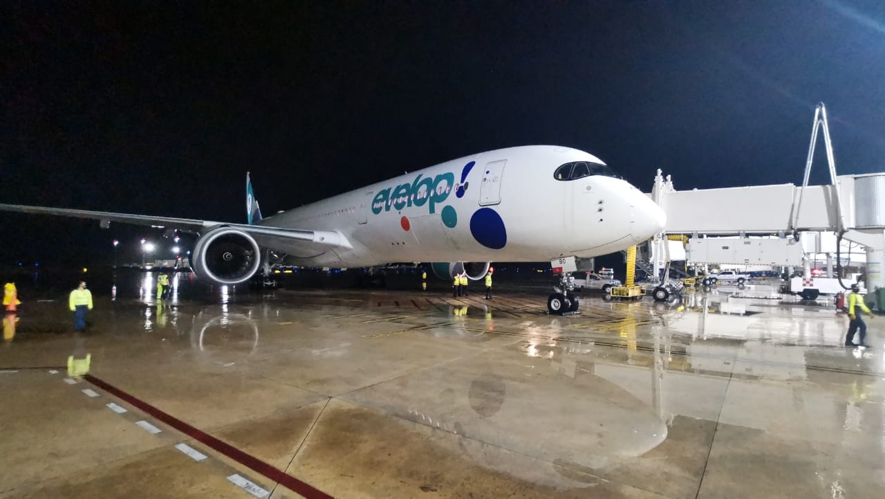 Reciben primer vuelo procedente de Madrid en el Aeropuerto de Cancún