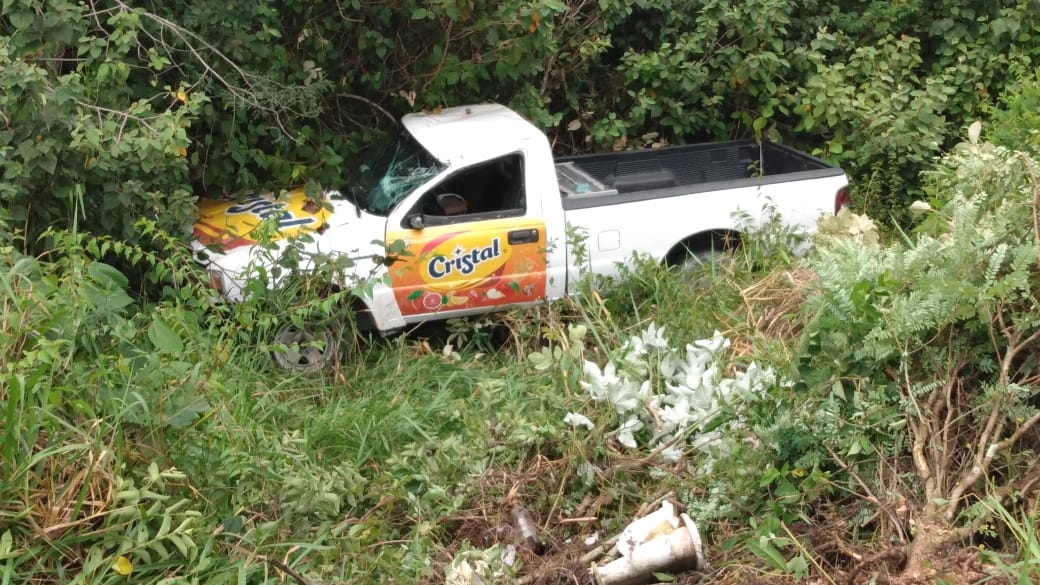 Vuelca camioneta en carretera de Felipe Carrillo Puerto