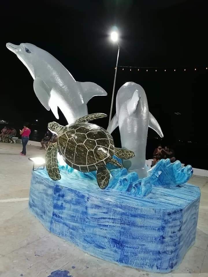 Entre las mejoras hechas en el área resalta la instalación de unos delfines emergiendo del agua y un enorme caracol