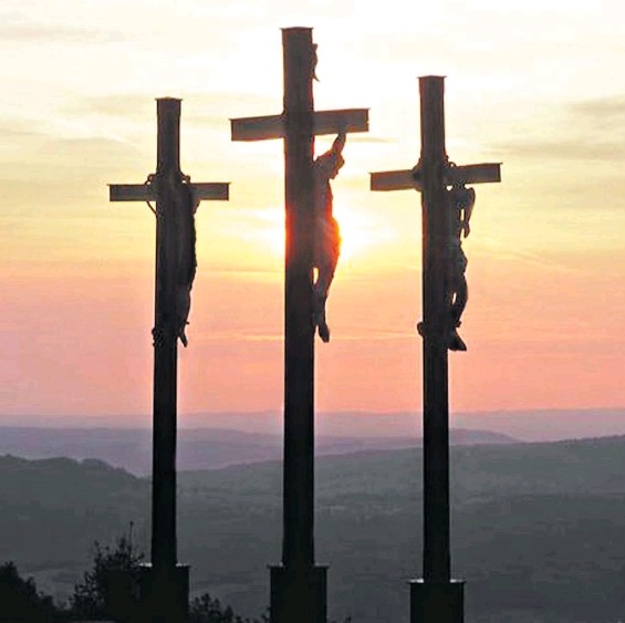 ¿Quiénes fueron los dos hombres que crucificaron al lado de Jesús?