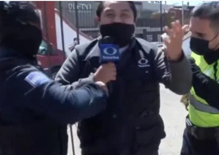 Reportero de Televisa hacia un enlace en vivo y lo detienen en Tijuana