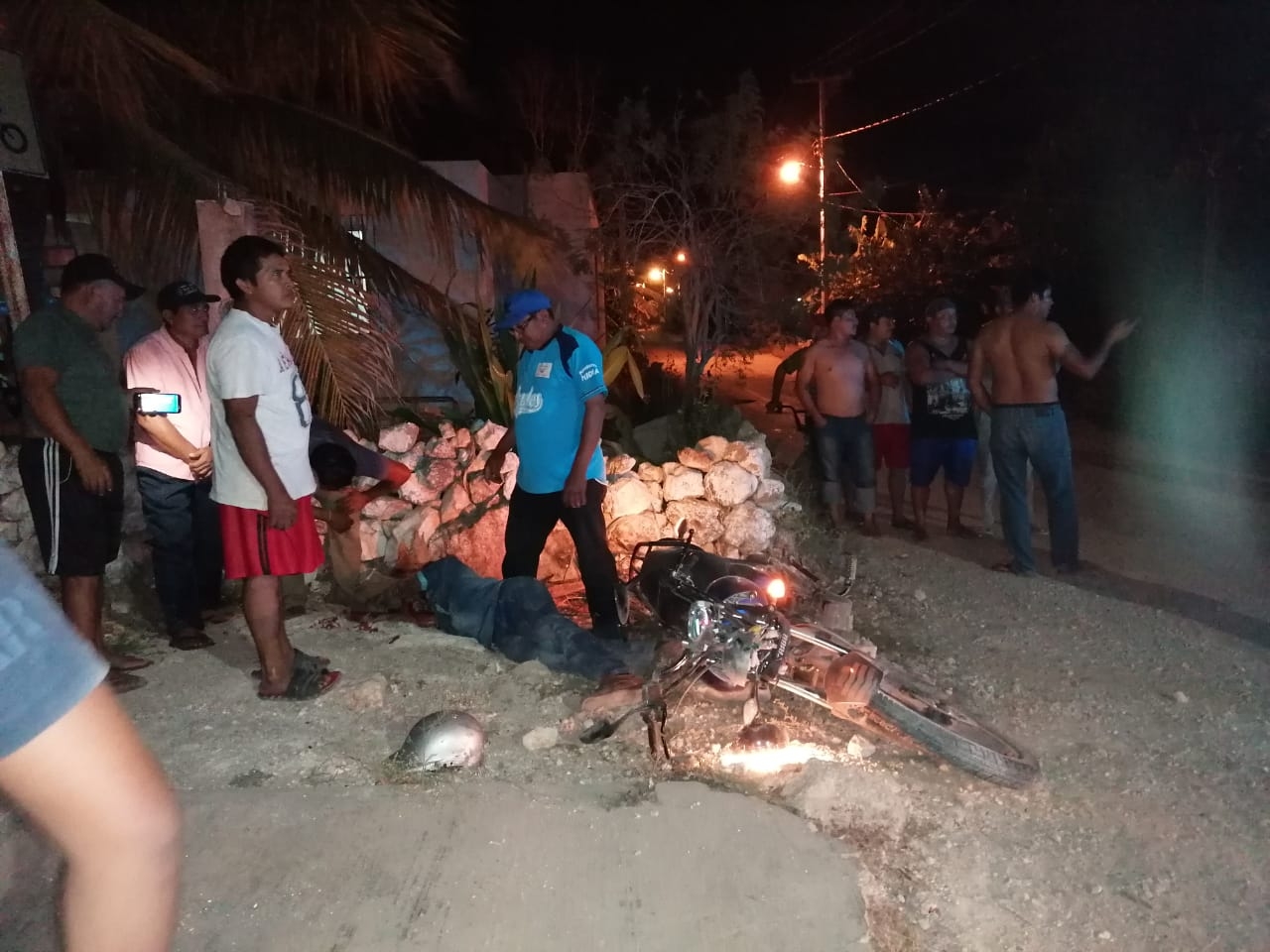 Motociclista se impacta contra una barda en Bacabchén, Calkiní