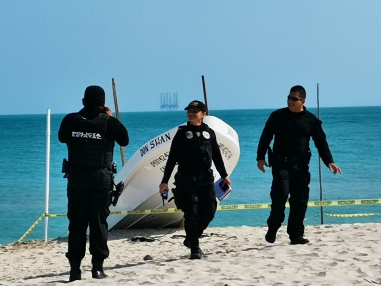 Personal de la Marina logró rescatar al conductor de la embarcación quien fue abandonado en la mar