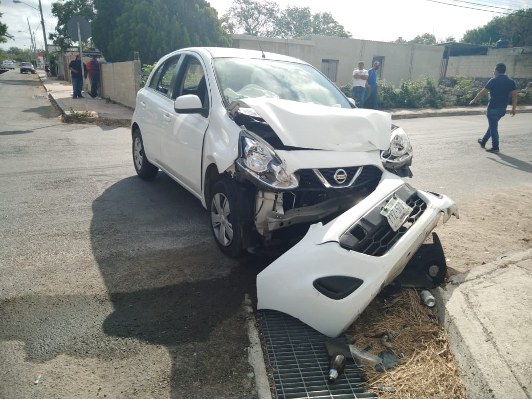 Chofer de plataforma digital causa choque en Mérida