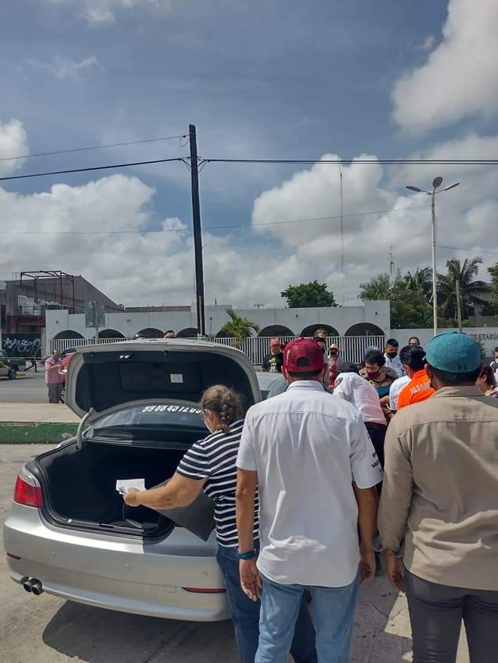 Mujer olvida las llaves y a su bebé adentro del auto en Cancún