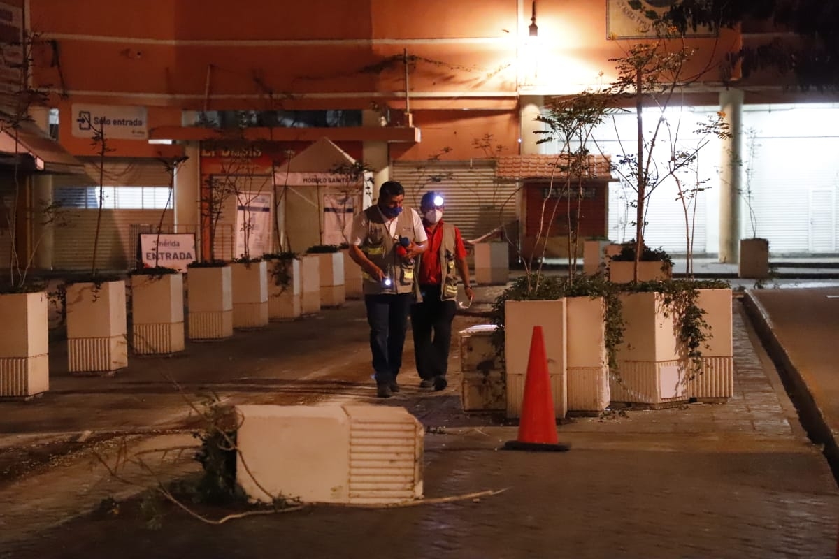 Tráiler destruye maceteros en el Centro Histórico de Mérida