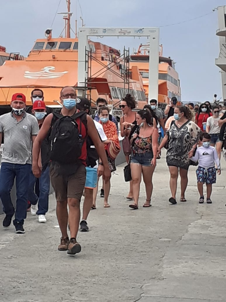 Turistas nacionales y extranjeros arriban a la isla de Cozumel pese a mal clima