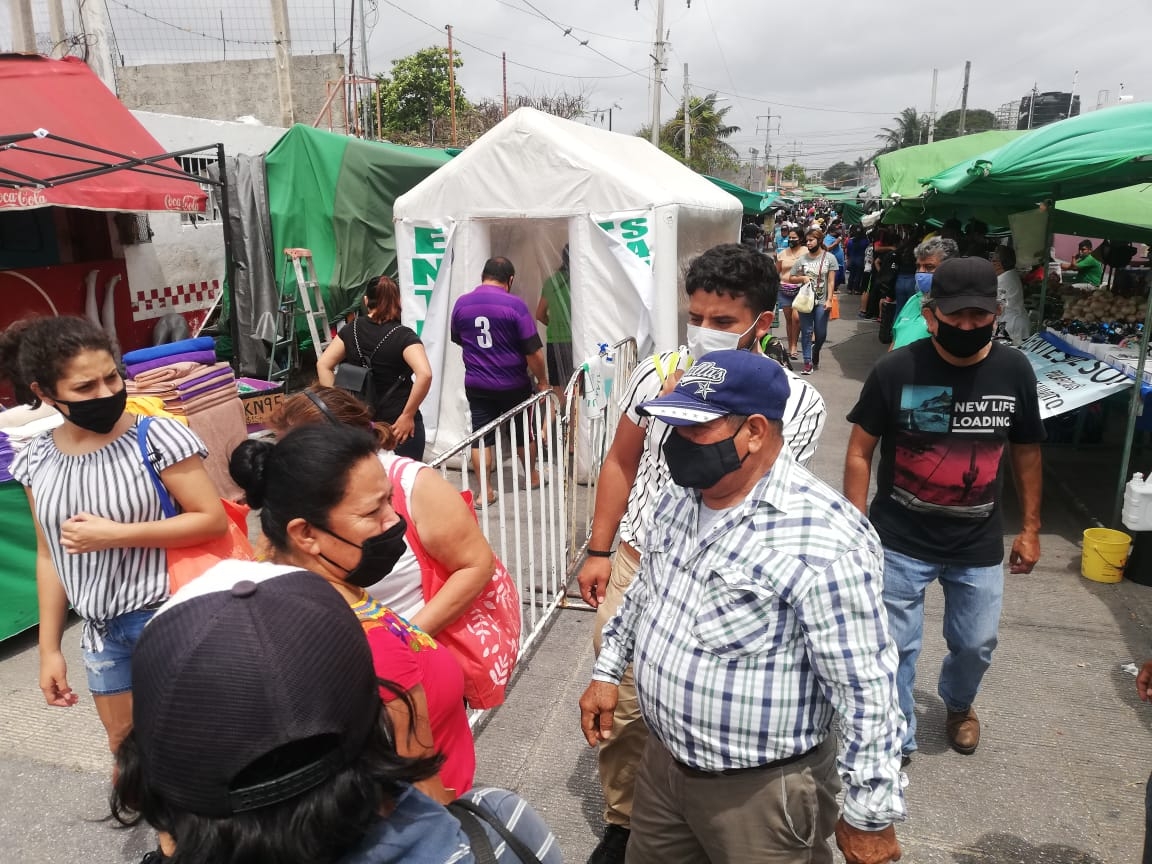 Los cancunenses decidieron visitar el conocido tianguis de la región 100 en la ciudad causando una gran aglomeración