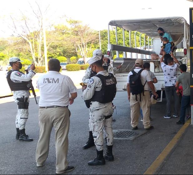 Rescatan a migrantes hondureños en el aeropuerto de Ciudad del Carmen