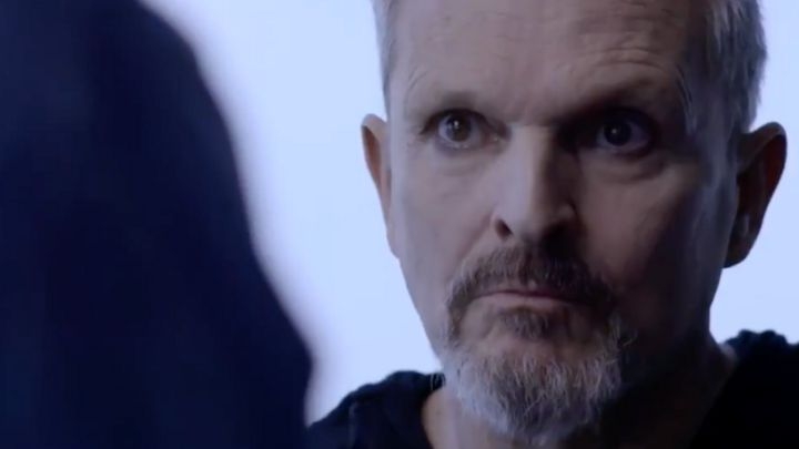 Miguel Bosé narra cómo fue el inicio de sus adicciones