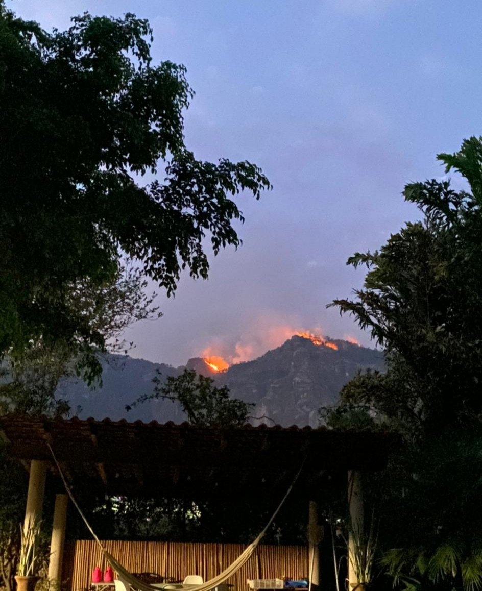 Incendio sin control consume los cerros de Tepoztlán, Morelos