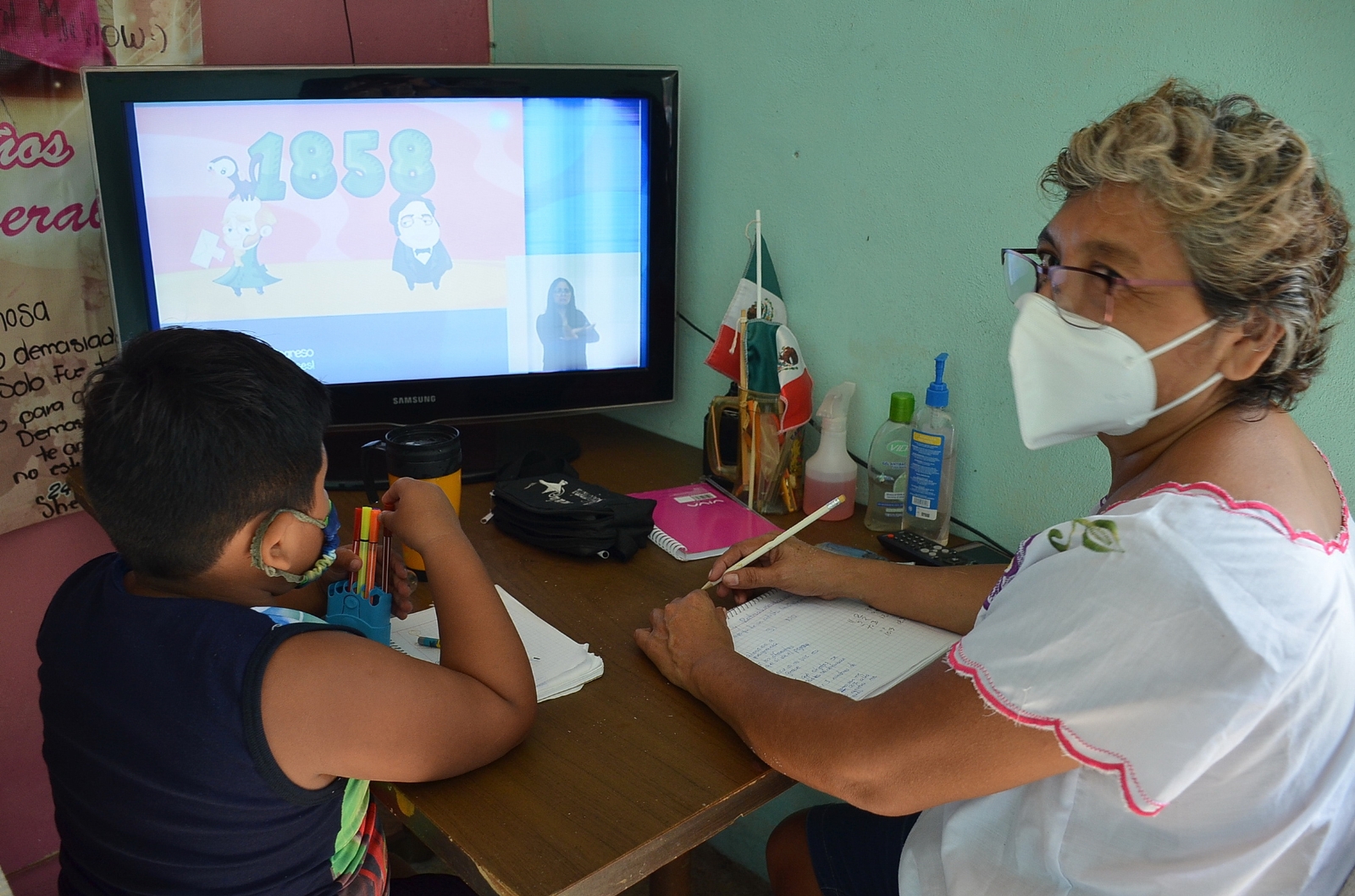 Padres e hijos perdieron interés en seguir las clases por televisión, descuidaron las tareas porque no tenían los medios para enviar y recibir mensajes por teléfono celular