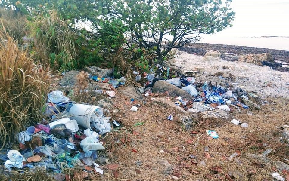 Turistas dejan basura en la franja costera de Lerma en Campeche, denuncian