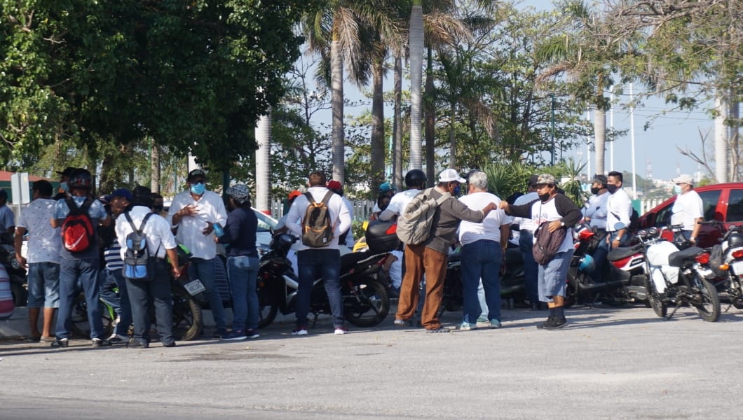 Trabajadores se manifiestan por negar reconocimiento a líder municipal en Campeche: EN VIVO