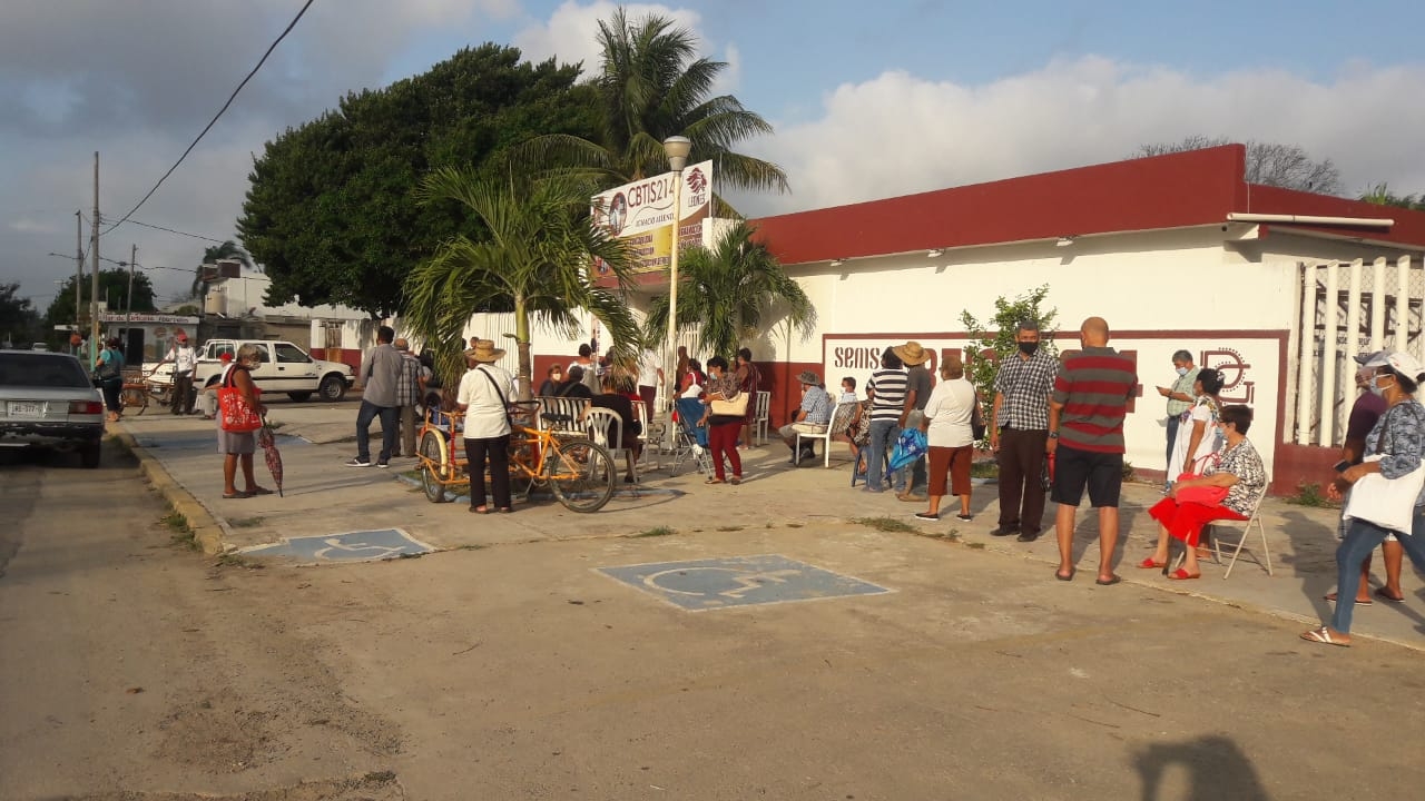 Los abuelitos hicieron fila en el CBTIS 214