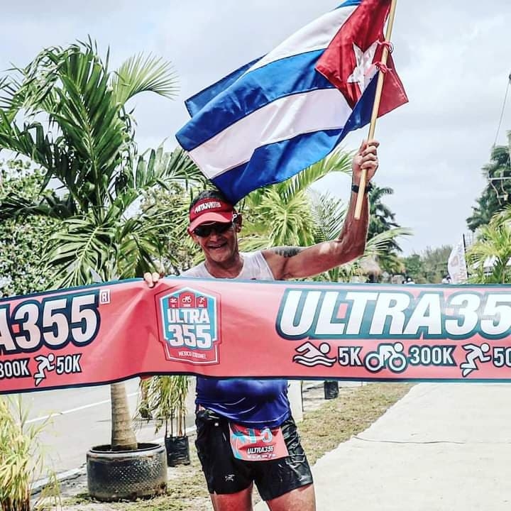 ‘El Cubano’ se coronó campeón del Ultratriatlón 355 en Cozumel