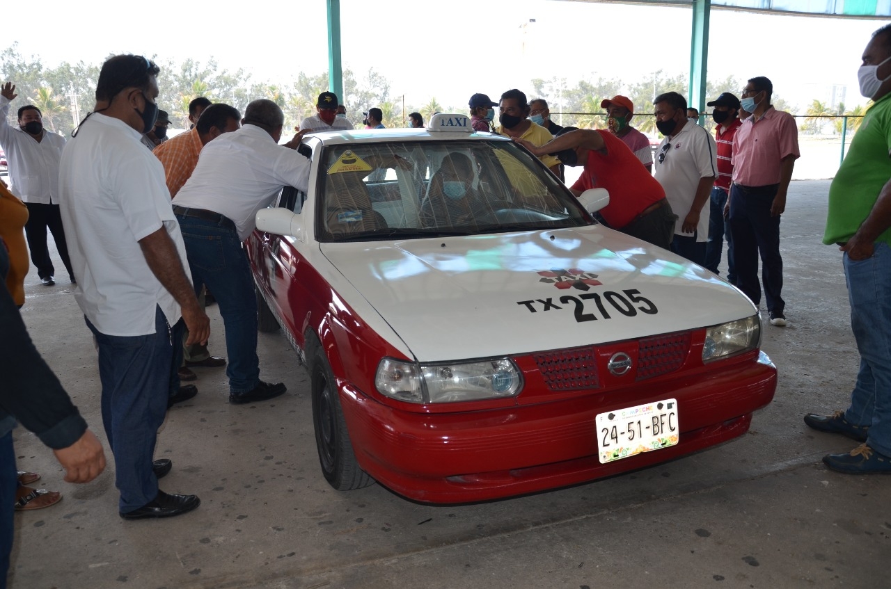 Presentan protectores contra COVID-19 para taxis en Ciudad del Carmen