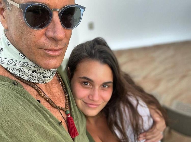 Critican a Fernando Carrillo por publicar foto de su esposa pariendo en Tulum