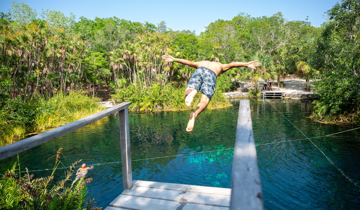 Cenote Escondido: Una piscina cristalina en medio de la selva