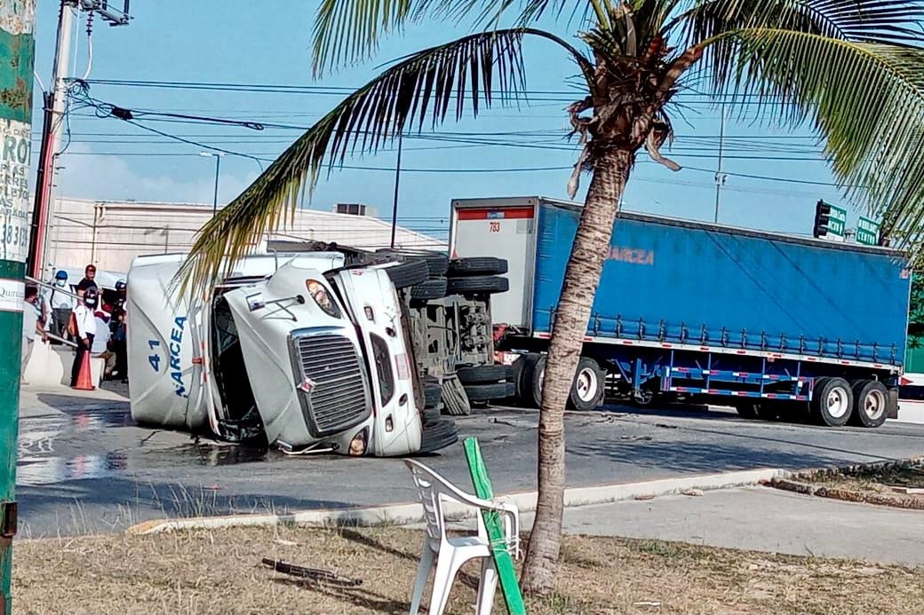 Trailero resulta lesionado tras volcadura en la carretera Playa del Carmen-Tulum