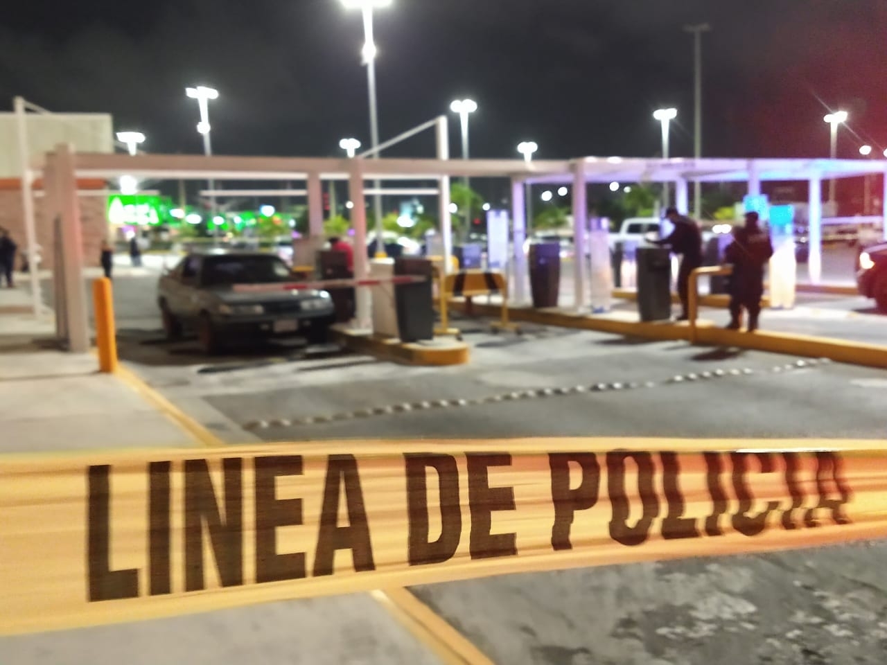 A balazos, asesinan a un hombre afuera de una plaza comercial en Cancún