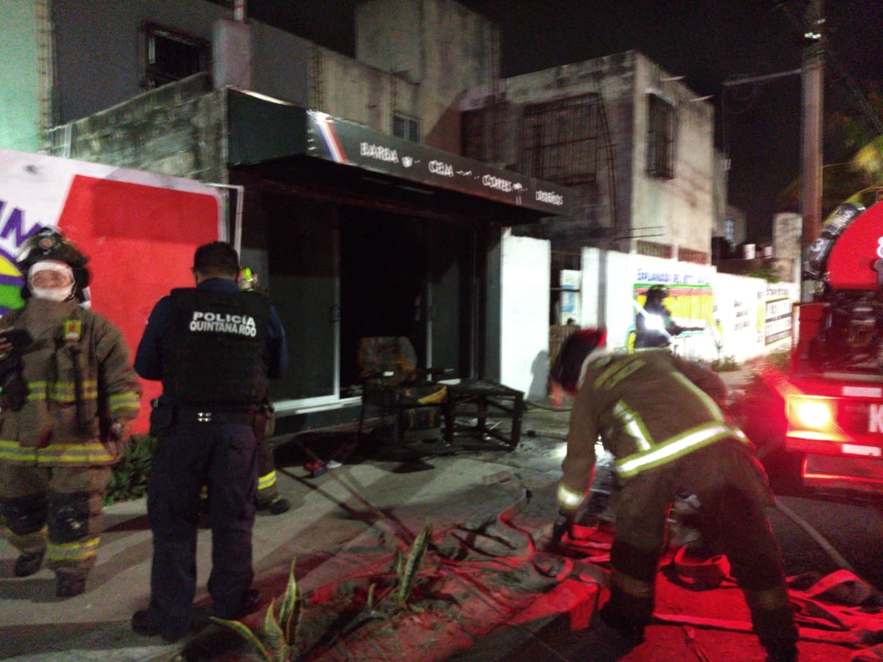 Los bomberos llegaron al incendio en la barbería