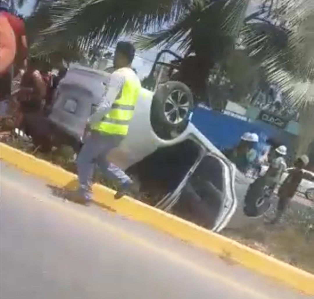 Se vuelca familia en auto compacto en la carretera Cancún- Playa del Carmen