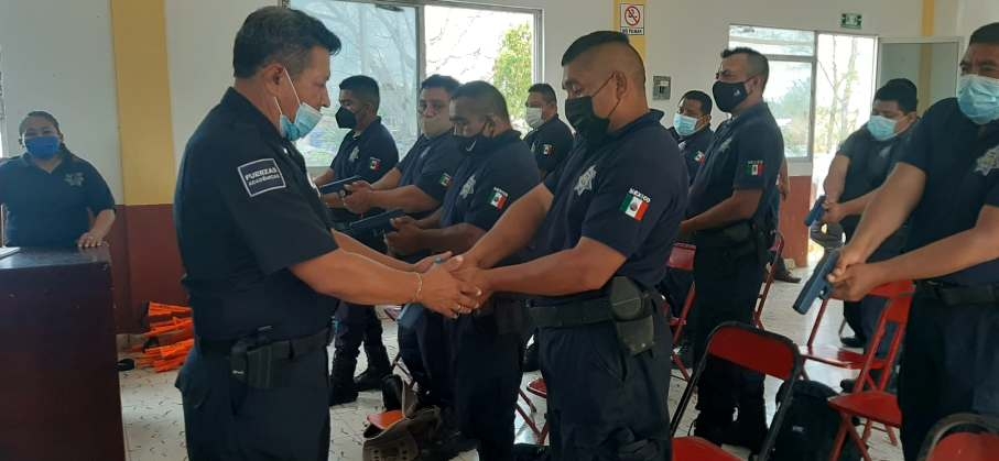 Capacitan a policías en el manejo de armas en Lázaro Cárdenas