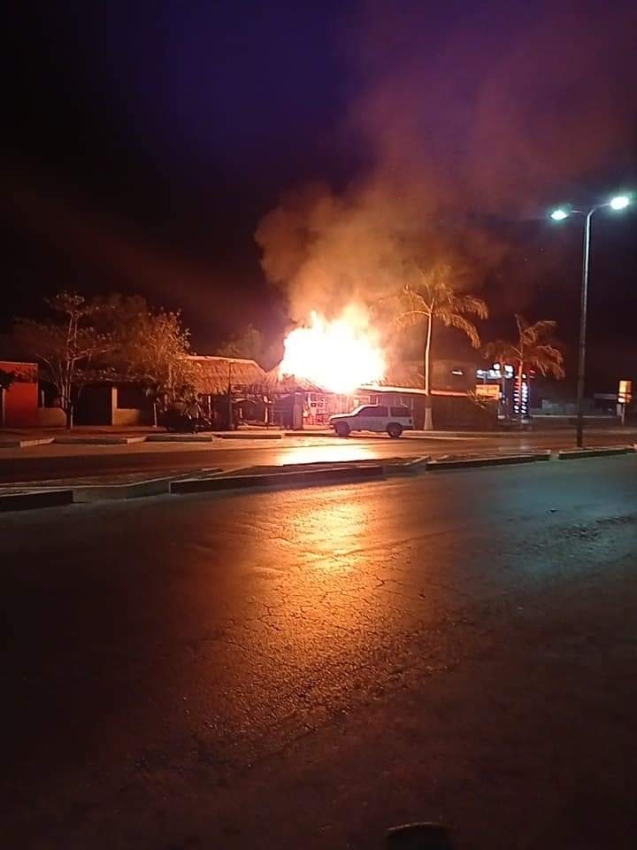 Incendio en coctelería deja daños por más de 100 mil pesos en Campeche