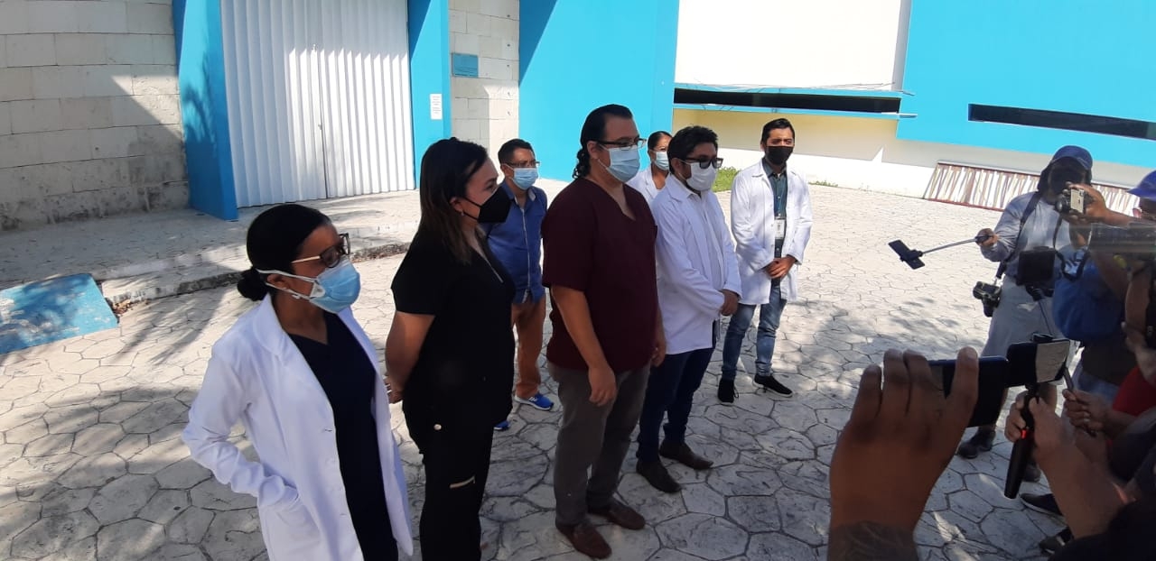 Médicos de Cozumel se manifiestan en la entrada principal del Hospital General