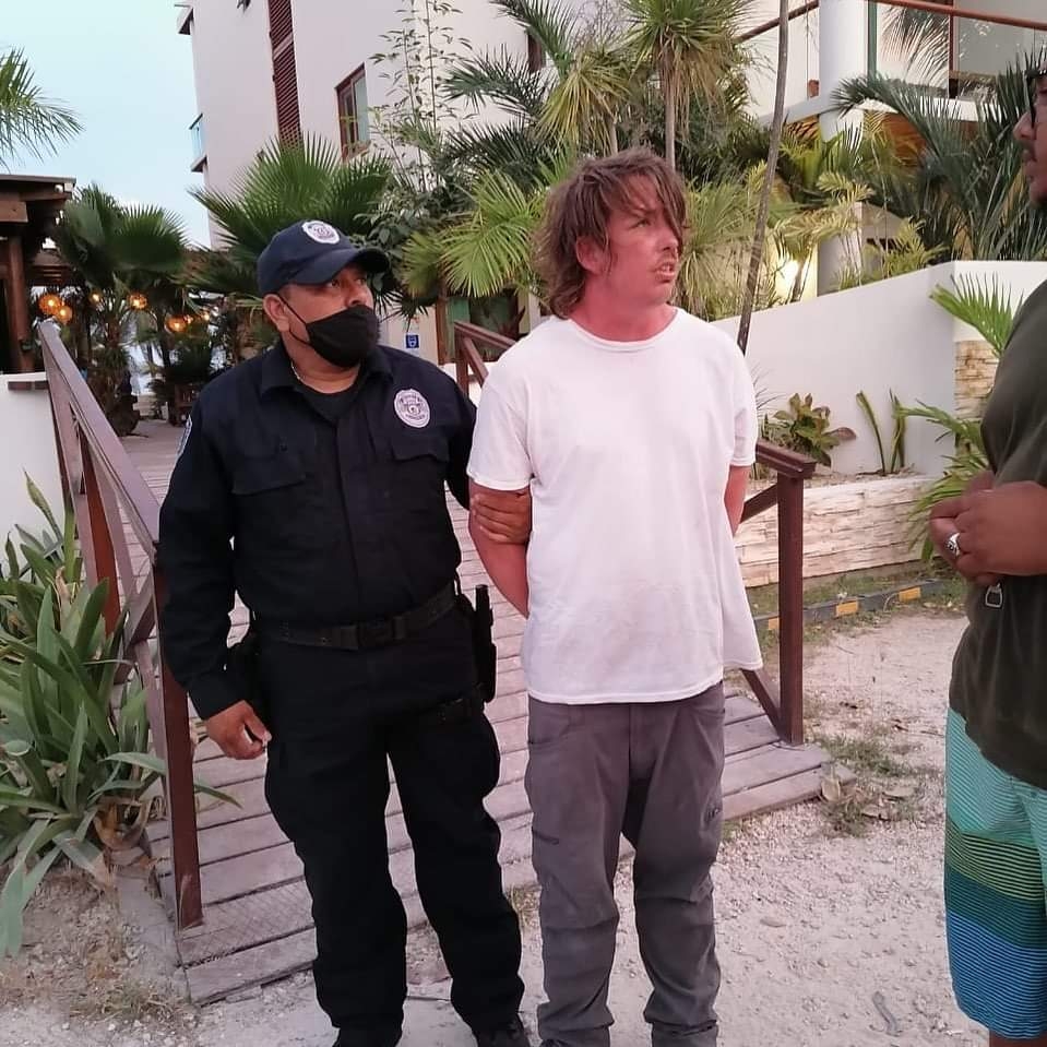 Extranjero se intentan arrojar al vació desde el techo de un hotel en Mahahual