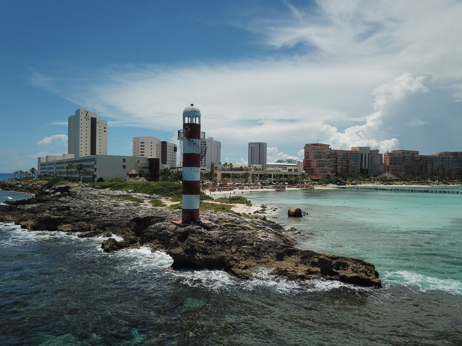El faro de Punta Cancún es vigía de las embarcaciones; uno de los emblemas de la Zona Hotelera de la ciudad.