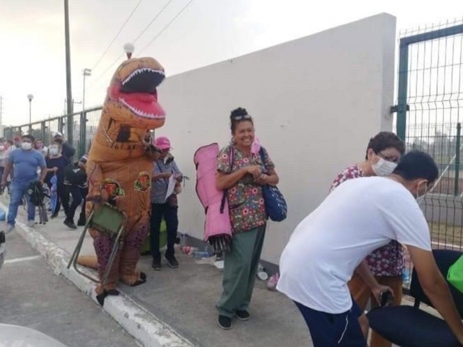 En redes se hicieron virales unas fotos de un joven disfrazado de dinosaurio