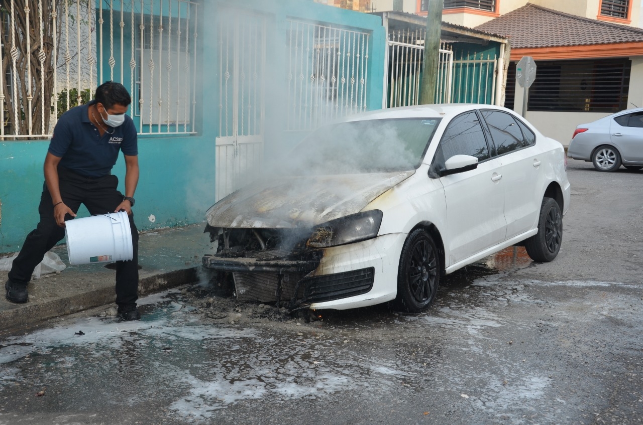 Incendian un auto durante evento de campaña de Oscar Rosas en Ciudad del Carmen