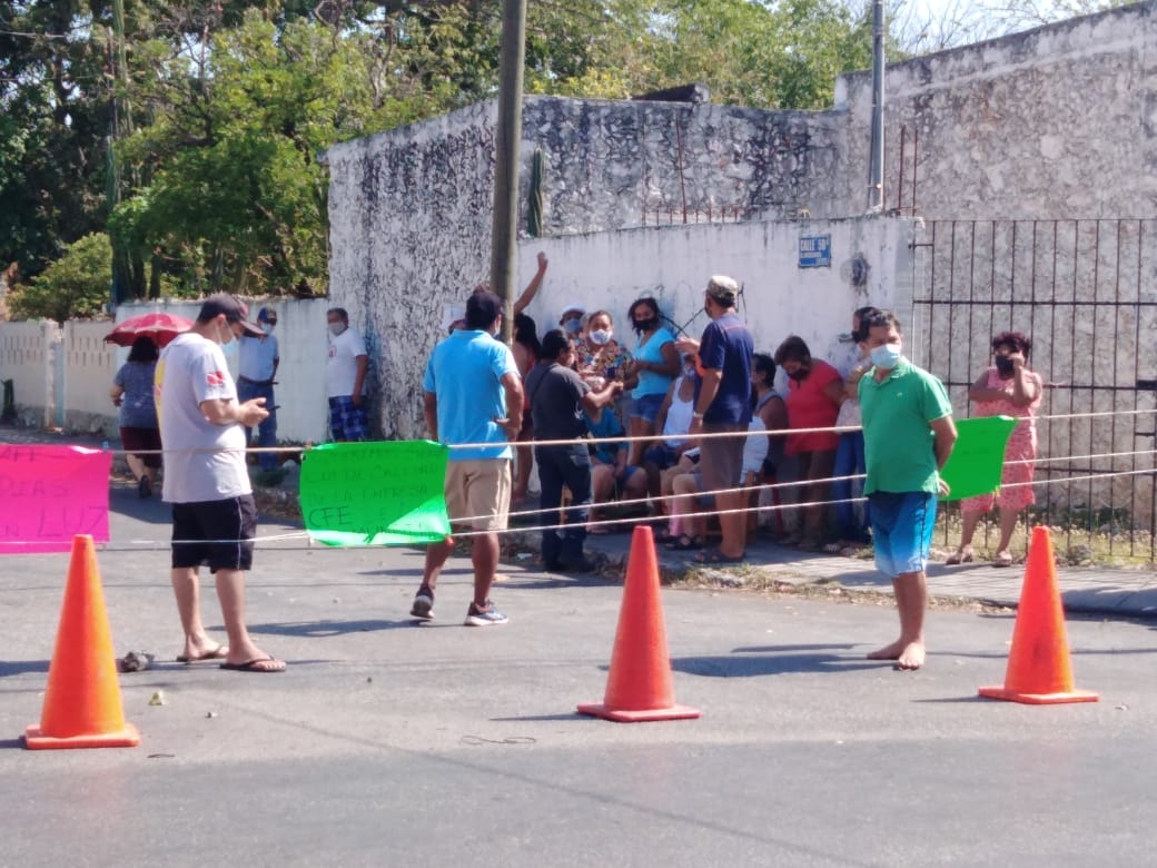 Vecinos de la Mercedes Barrera bloquean calle en protesta contra la CFE en Mérida