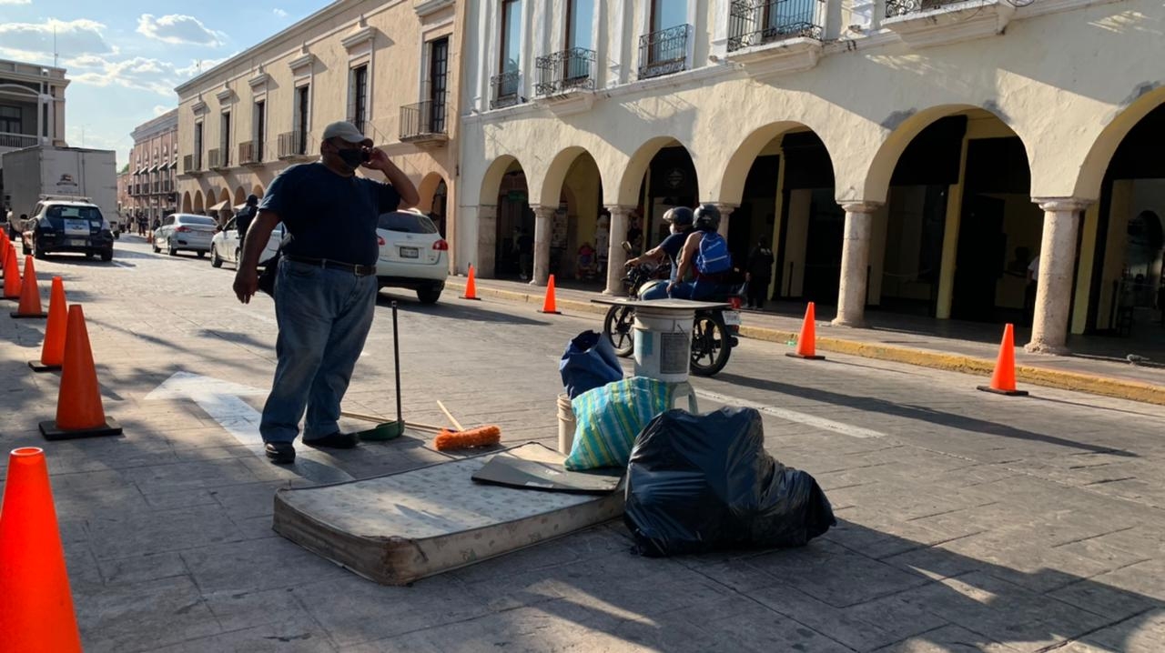 Luis Armando Ávila Ortega permaneció poco tiempo frente al Palacio de Gobierno con sus pertenencias y solicitó apoyo de las autoridades